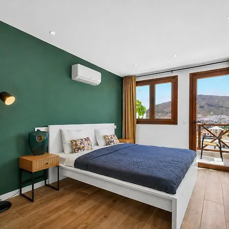 Sunny 2-bedroom Duplex With Terrace & Ocean Views In Cristianos