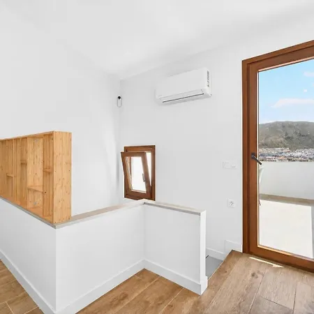 Sunny 2-bedroom Duplex With Terrace & Ocean Views In Cristianos Apartman Los Cristianos