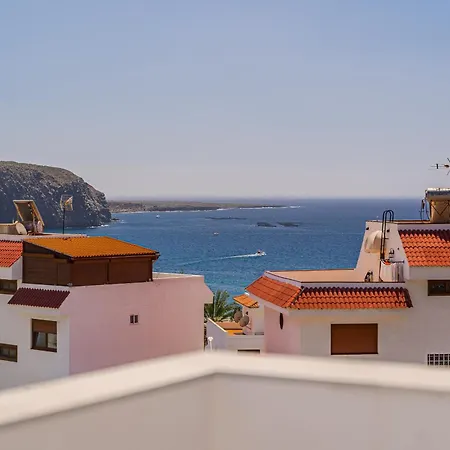 Sunny 2-bedroom Duplex With Terrace & Ocean Views In Cristianos *